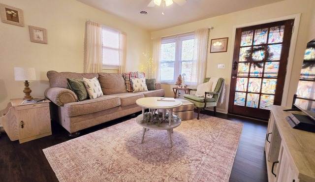Charming RiversideCottage- Firepit, Yard, pet friendly