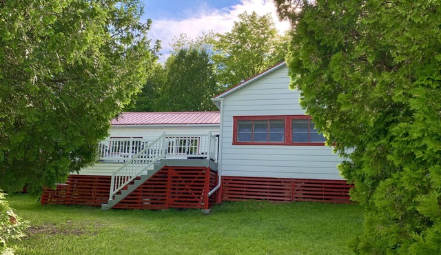 Charming rustic cottage on Lac-Trois-Saumons in Saint-Aubert