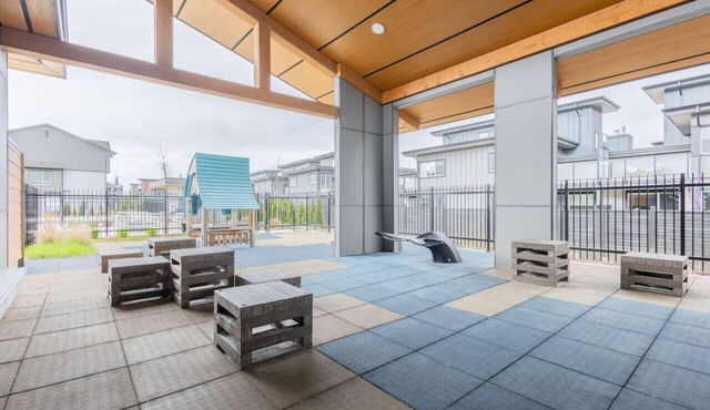 Charming Seaside Oasis: Balcony ~ Pool ~ Gym ~ Pkg