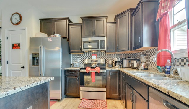 Charming Smithfield Home ~ 28 Mi to Raleigh!