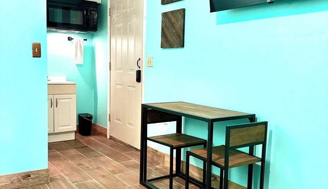 Charming tiny house right off 95; rural paradise next to equestrian center