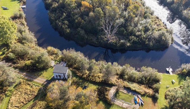 Charming Tinyhouse to have a warm time by the river Missisquoi