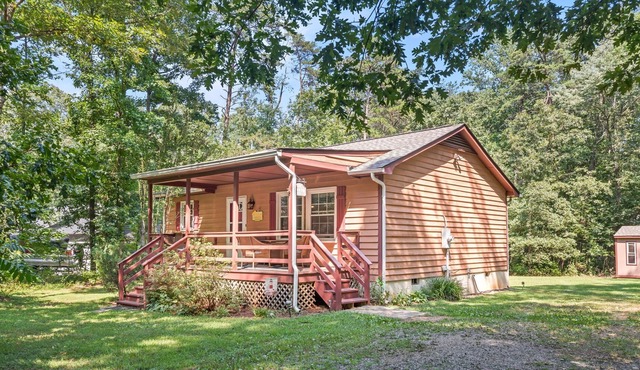 Charming Water Access Cottage in Gated Community at Lake Anna