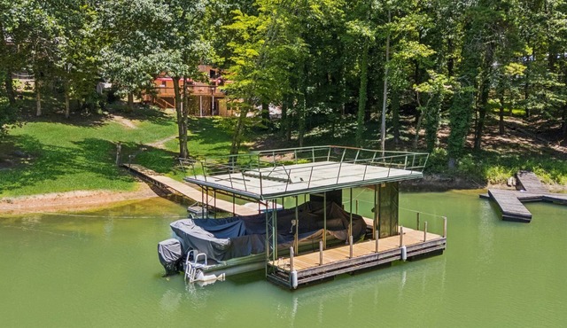 Charming Weekend Escape | Private Dock | Lake Lanier | Waterfront | Grass-to-Water Dock Access! in Buford
