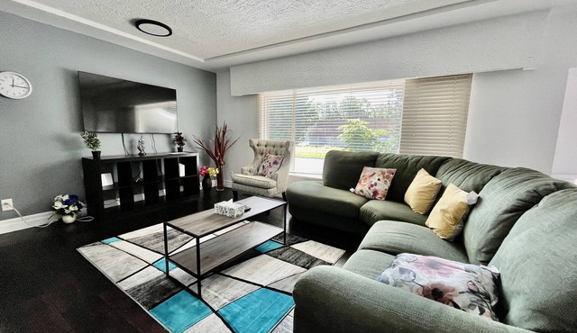 Charming, well lit 3 bedroom 1.5 bathroom house
