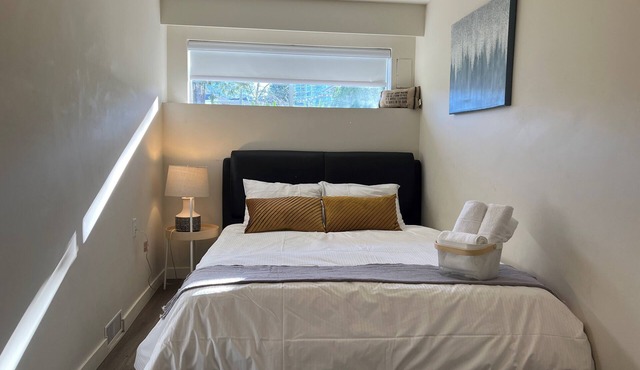 Cheerful 3-bedroom 2 bathroom home with free street parking