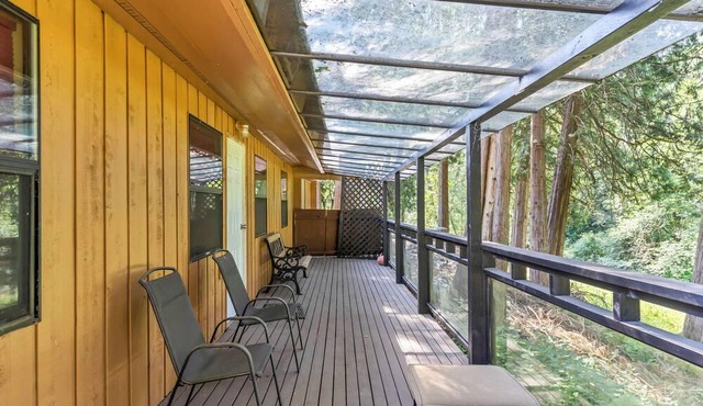 Cheerful 5-bedroom cottage with River access