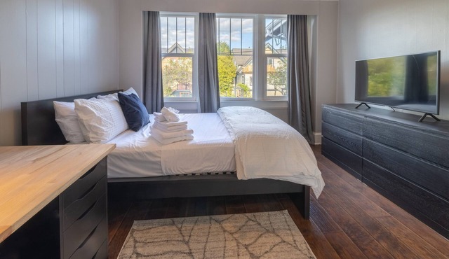 Chez Villa-Great Little Spot by Cook St Village and Beacon Hill Park by Victoria Prime!