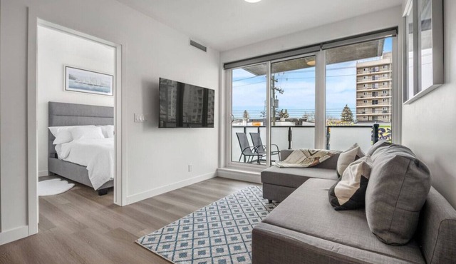 Chic 1BR Kensington unit W/Free UG Parking