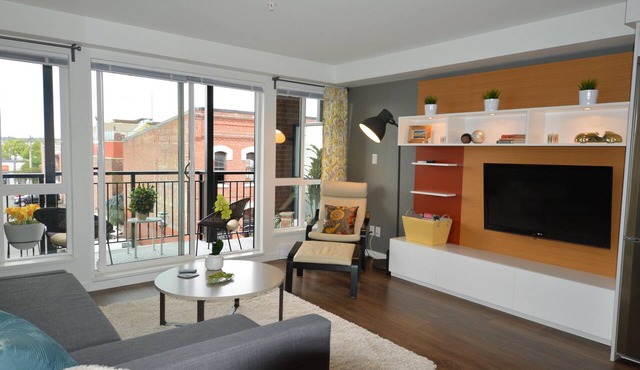 Chic 1BR Steps from Chinatown and Harbour