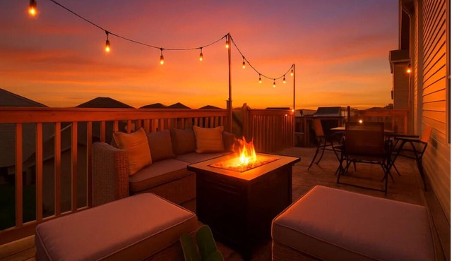 Chic 6BDRM Getaway - KingBed - Patio - BBQ - Garage - Wifi