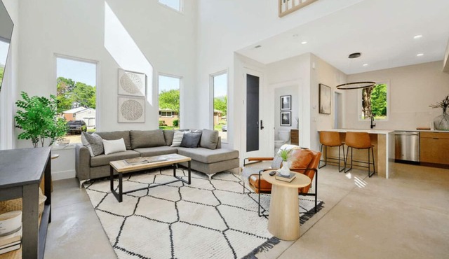 Chic Contemporary Loft in Raleigh – Pet-Friendly & Centrally Located