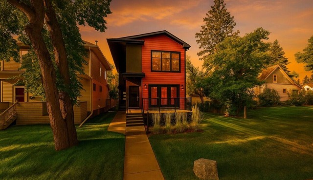 Chic Hideaway - King Bed - Fireplace - Garage - AC - DT and WEM