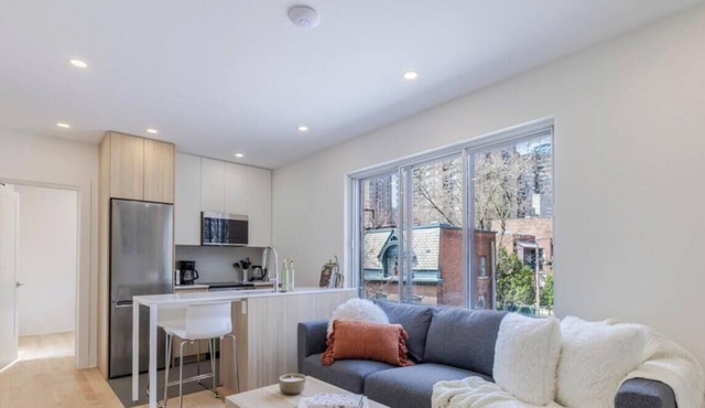 Chic Urban Escape – 2BR Retreat Montreal Living