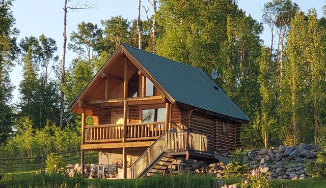 Chip's Cabin is private w/views of horses, mountains, nearby trails