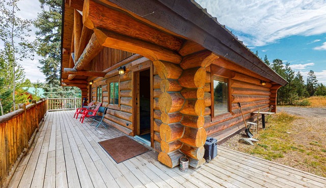 Classic log cabin with deck, full kitchen, & free internet