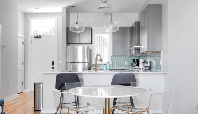 Classy, Spacious Apt Near Esteemed Restaurants