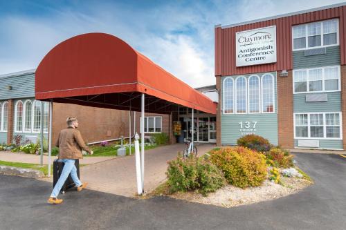 Claymore Inn and Suites