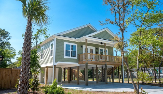 Clean home on quiet street/Walk to beach & shops/Small, non-shedding dogs