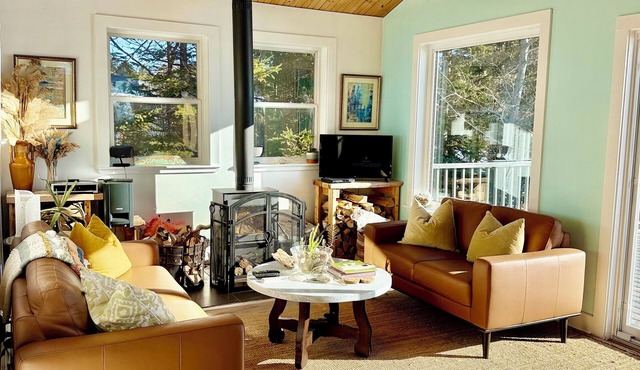 Cleveland Beach Cottage-Private Beach Cottage w/Lake Access Hot Tub & Fire Pit