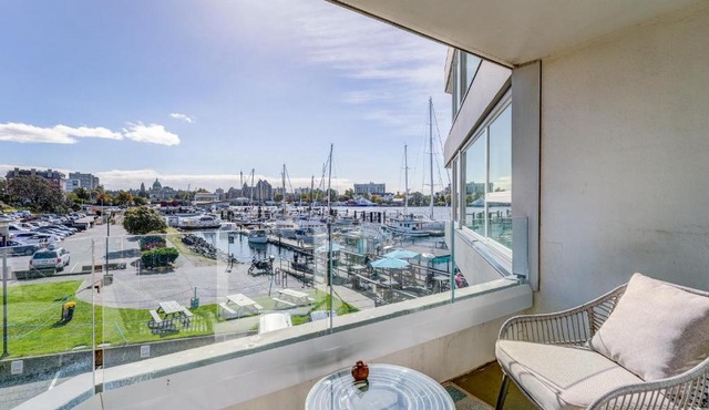 Coastal Charm - min 3-Day Stay Breathtaking Views with Work Desk by Victoria Prime!