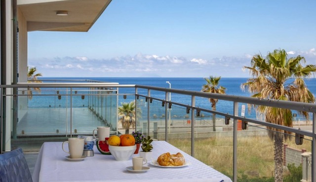 Cobalto - 2-bedroom apartment with large lateral sea view terrace and pool in the garden