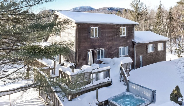 Cocooning and spa Mount Orford ski cottage. Pet-Friendly!