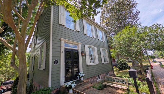 Colonial Smithfield ground floor Unit- close to Williamsburg, VA beach, & more