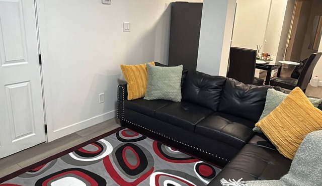 Comfort Arena! 10 min from Edmonton international Airport