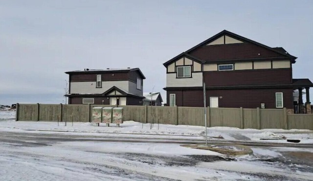 Comfortable 2 Queen BRMs 1.5 BTH & Garage Parking