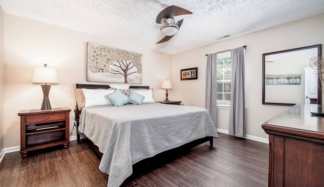 Comfortable 3 Bedroom Home with King Suite, Pool Table & Fenced Yard