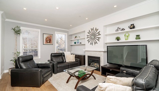 Comfortable and Fully Equipped 3 BR, Steps Away from Langley Center - A/C