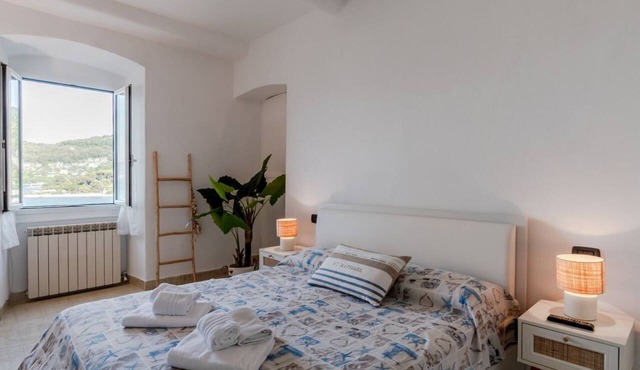 Comfortable apartment of about 50 sqm, able to accommodate up to 4 people, located on the first floor of a period building without a lift.The property is located in Portovenere, an enchanting seaside town in Liguria in the province of La Spezia. The area
