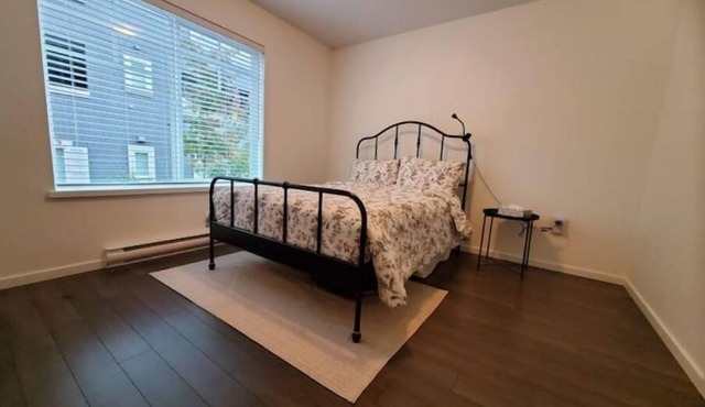 Comfy Double Bed w/Modern En-suite Bathroom
