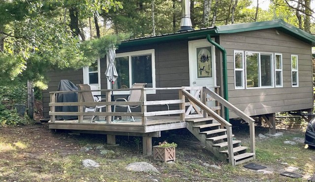 Comfy Lakefront Cabin located 20 minutes North of Kenora Ontario