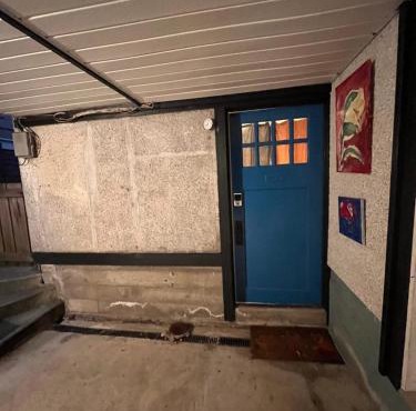 Compact private room, private bathroom, laundry & free parking in a lovely Vancouver neighborhood