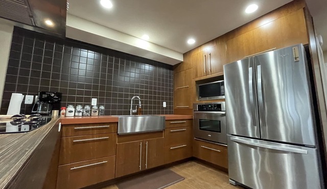 Condo w/oversize garage, walking distance to grocery, restaurants, bars, beach