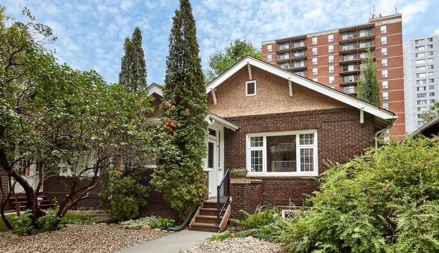 CONNECT HOUSE - A charming 1930's bungalow in the heart of YEG