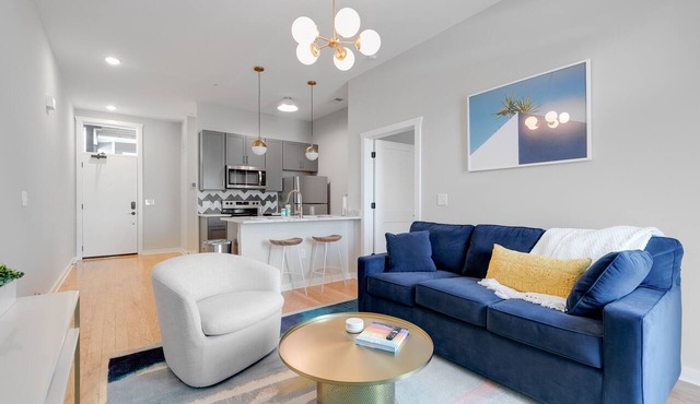 Convenient & Luxe Designer Apt w/King Sized Bed