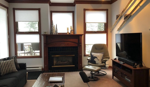 Corner Grandview Condo - 2 Bed/2 Bath w/Laundry, BBQ & Deck