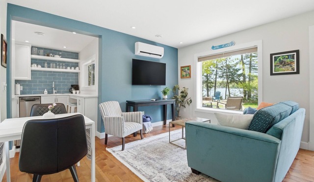 Cosy lakeside cottage retreat w/king bed, minutes from airport or downtown.