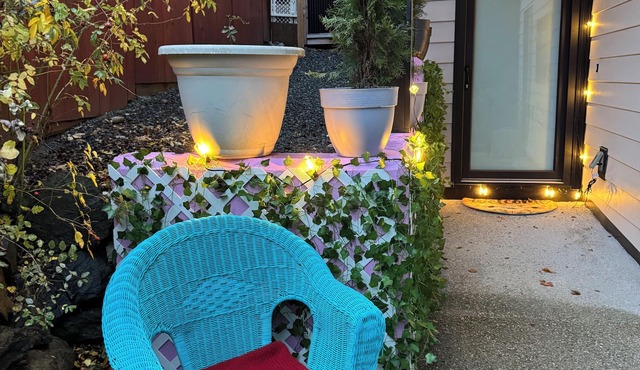 Cosy pet friendly 1 bedroom. 5 minutes from ocean, 20 minutes downtown Victoria