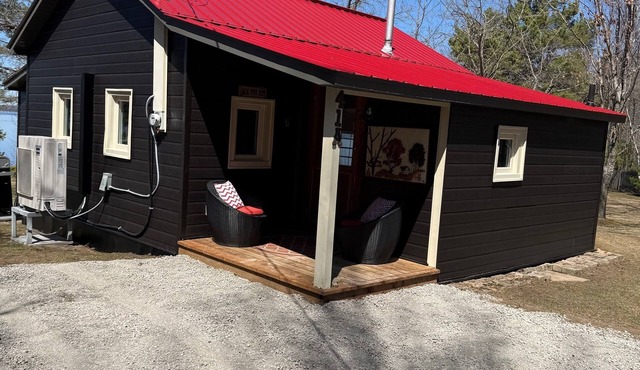 Couples Nature Retreat – Riverfront Stay with Expansive Private Yard & Hot Tub