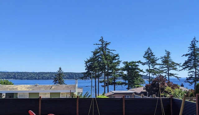 Cozy 2-bedroom, coastal inspired, suite with AC in beautiful Campbell River