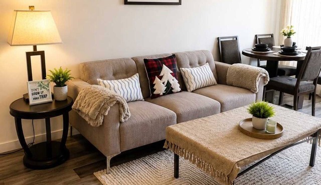 Cozy 2 BR-5min Downtown Walk to Shops & Transit