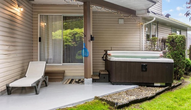 Cozy 2 BR basement suite w/ Hot Tub + Home Gym