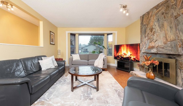 Cozy 3BR Family Home near City Centre & SkyTrain