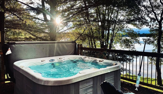 Cozy 4 Season Cottage stunning sunsets on Sparrow Lake!(Pet friendly)New Hot Tub