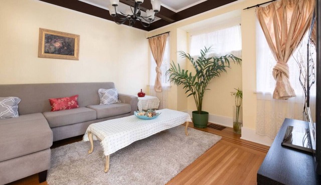 Cozy 5 Bedrooms Character Home Near UBC