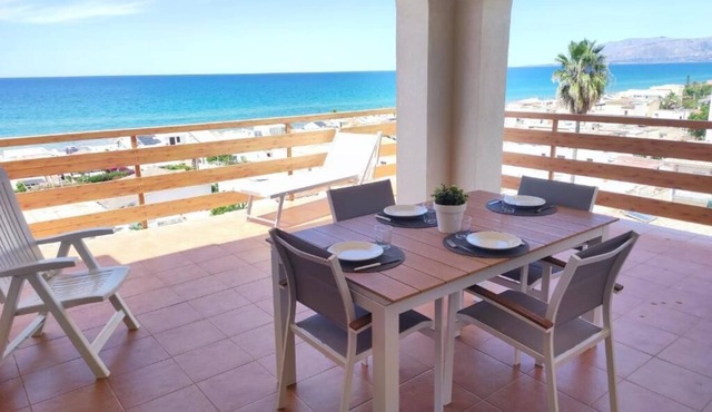 Cozy and bright house with 6 beds and a panoramic terrace overlooking the sea.